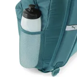 Mochila Puma Phase color verde con logo Puma estampado en blanco. Tiene un compartimento principal con cierre y un bolsillo frontal con cierre. Las correas son acolchadas y ajustables.