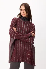 Sweater de tejido artesanal con diseño de rayas verticales en tonos camel y beige, corte holgado, cuello redondo y puños altos ajustados.