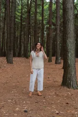 Chaleco tejido a mano en dos agujas con hilado 100% baby alpaca teñido artesanalmente, color magenta matizado. Diseño ligeramente oversize, de hombros anchos y cuello tipo bote, con puntos calados en frente y espalda y tajos a los lados en el bajo.