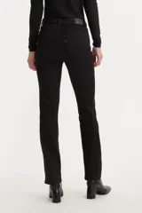 Jeans negros de tiro alto, ajustados en cadera y muslos, con diseño de pierna recta y cierre en bragueta.