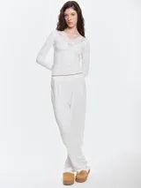 Pantalón de dormir de corte recto y calce relajado, confeccionado en viscosa con elastano de tacto suave. Presenta cintura elastizada para mayor comodidad y fluidez en la caída.