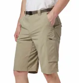 Short cargo de senderismo color beige, confeccionado en tejido técnico con tecnología Omni-Wick para absorción de humedad y protección solar Omni-Shade UPF 50. Presenta cintura con trabillas, bolsillos laterales, bolsillos cargo con cierre y ajuste cómodo.