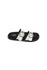 Sandalias de mujer de la marca Daniel Cassin, modelo Onia, en color blanco. Tienen dos tiras anchas con hebillas metálicas plateadas grandes y plantilla negra.
