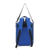 Mochila acolchada tipo puffer, color azul, diseñada para transportar un termo de hasta 1.5 litros. Incluye correa desmontable.