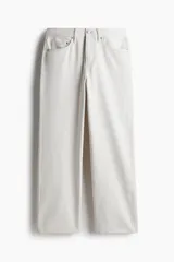 Jeans de tiro alto en denim de algodón color blanco roto, con cierre y botón, bolsillos laterales, bolsillo monedero y bolsillos traseros. Corte relajado.