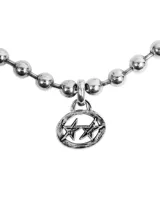 Collar de cadena de bolitas plateado con cierre de mosquetón y un dije colgante redondo con tres estrellas grabadas.