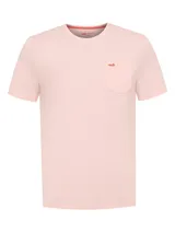Remera de algodón orgánico color rosado, con cuello redondo, mangas cortas, bolsillo en el pecho y detalle de logo bordado.