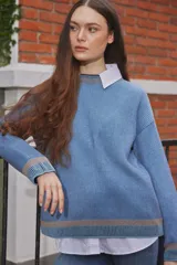 Pullover de punto acanalado en color azul, con diseño oversize, cuello redondo y detalles de franjas en contraste en el cuello, puños y ruedo.