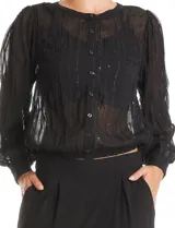 Blusa negra de gasa translúcida con diseño de líneas verticales texturizadas y sutiles aplicaciones de lentejuelas. Presenta cuello a la base, cierre frontal con botones, mangas largas estilo balloon con puños abotonados y ruedo elastizado.