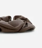 Coletero marrón de cuero sintético.