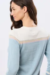 Buzo tejido de algodón con diseño a rayas en tonos beige, blanco y lila, de manga larga y cuello redondo, con calce relajado.