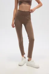 Calza negra de poliamida, tiro alto y corte ajustado.