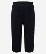 Conjunto de pijama femenino de dos piezas, compuesto por una blusa de manga corta con detalle de encaje en mangas y cuello, abotonada al frente, y un pantalón capri. Ambas prendas son de viscosa certificada.