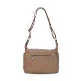 Bandolera de símil cuero color beige, con tres bolsillos frontales con cierre, un bolsillo trasero con cierre y bolsillos internos. Cuenta con una correa larga regulable.
