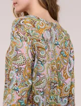 Blusa holgada de rayón con estampado de arabescos en tonos marrón, mostaza, rosado y celeste. Presenta escote en V con cuello mao, mangas tres cuartos y dobladillo asimétrico.