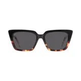 Lentes de sol cuadrados con marco negro en la parte superior y carey en la parte inferior.