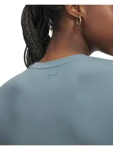 Remera celeste de calce ajustado, manga corta y cuello redondo.