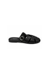 Sandalia plana Paddock modelo Talua de color negro, con diseño de tiras entrelazadas en el empeine, puntera abierta y tira lateral con hebilla metálica ajustable.