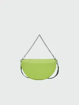 Cartera tipo crossbody de tamaño pequeño, color verde lima, con forma de media luna. Presenta una cadena metálica plateada como asa corta y una correa de cinta negra ajustable y extraíble. Incluye cierre superior y logo de la marca en el frente.