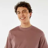 Remera color marrón topo de corte recto y cuello redondo.