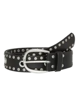 Cinturón negro de efecto cuero con tachas metálicas plateadas dispuestas en los bordes y hebilla grande de metal envejecido.