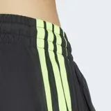 Pantalón deportivo Adidas extragrande de tejido liso con textura arrugada, cintura elastizada con cordón y corte holgado. Presenta líneas de corte inspiradas en Teamgeist y una mezcla de materiales mates y brillantes.