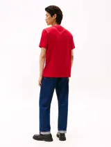 Remera roja de algodón con cuello redondo y manga corta. Estampado frontal con el logo de Tommy Hilfiger en color dorado.