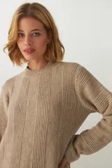Sweater color beige de tejido de punto industrial, con cuello a la base. Prenda liviana y cómoda, de uso casual. Tejido en 100% lana fina sin teñir.