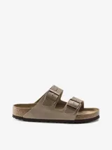 Sandalia tipo zueco Birkenstock modelo Arizona, color marrón topo, con dos tiras ajustables con hebillas metálicas color bronce. Presenta una plantilla anatómica de corcho y goma, y una capa adicional de espuma para mayor confort.