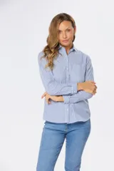 Camisa de manga larga con cuello abotonado y corte holgado. Diseño a rayas verticales azules y blancas.