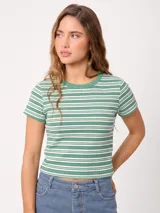 Remera corta de manga corta con diseño de rayas horizontales en tonos verdes y blancos, confeccionada en tejido de canalé con cuello redondo.