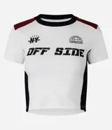 Blusa corta de algodón color blanco con mangas cortas, cuello redondo y bloques de colores en contraste en los laterales y en los hombros. Tiene lettering "NY - American Off Side" estampado en el pecho.