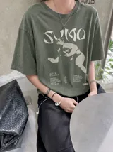 Remera marrón oversize con efecto acid wash, corte amplio y mangas cortas. Presenta un estampado frontal en tonos celestes y grises con la inscripción 'Sumo', una ilustración de un luchador de sumo y detalles tipográficos alusivos a un álbum musical.