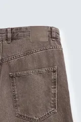 Jeans de corte holgado y amplio en toda la pierna, tiro medio. Tejido rígido con estampado a cuadros con efecto lavado. Cuenta con cinco bolsillos y cierre frontal con cremallera y botón.