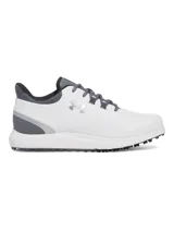 Championes de golf Under Armour modelo Drive Medal SL, color blanco con detalles en gris. Presentan parte superior de microfibra, mediasuela con tecnología Charged Cushioning para amortiguación y suela exterior sin tacos con tracción Rotational Resistance.