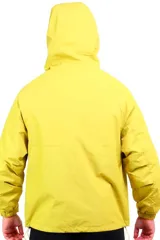 Campera rompevientos Lotto color amarillo flúor, con capucha ajustable, cierre frontal parcial, bolsillo tipo canguro con solapa y logo de la marca estampado en el pecho.