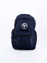 Mochila de color azul marino con un parche circular que muestra un diseño de astronauta. Cuenta con múltiples compartimentos con cierre de cremallera y un bolsillo frontal secundario.