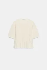 Top de punto rib color blanco crema, con cuello redondo y manga corta abullonada.