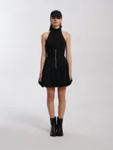 Minifalda negra de nylon con pretina alta, cierre delantero y forro de algodón.