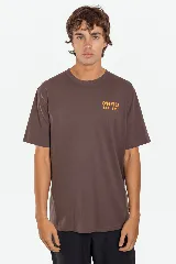 Remera O'Neill modelo Veer de color marrón, con cuello redondo, mangas cortas y detalle de estampa pequeña con texto en el pecho.