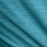 Buzo deportivo de running New Balance con cierre frontal de un cuarto, cuello alto y mangas largas con orificios para los pulgares. Presenta un diseño en tejido técnico transpirable con tecnología NB DRY y logo reflectante en el pecho.