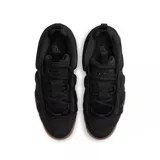 Championes Nike Air More Uptempo Low en color negro con detalles en suela de goma color caramelo. Presentan el icónico diseño de letras grandes en los laterales, confeccionados en una combinación de malla y cuero sintético, con unidad de aire visible en la entresuela.