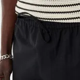 Pantalón de lino mezclado de corte recto y color negro, con bolsillos laterales y cintura elastizada.