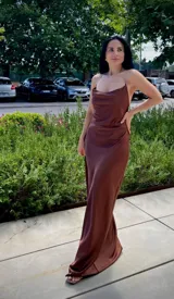 Vestido largo de fiesta color beige, con breteles finos y escote drapeado.