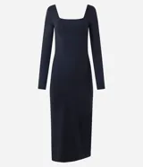 Vestido midi de manga larga con escote cuadrado, confeccionado en microfibra de poliamida y elastano. Presenta un diseño ajustado al cuerpo con una abertura lateral en el ruedo.