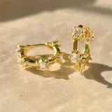 Par de aros tipo argolla de plata 925 con acabado en oro de 18k y circonitas incrustadas.