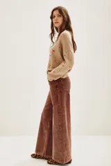 Pantalón de pana marrón, de corte wide leg, con tiro medio y bolsillos delanteros y traseros.