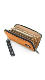 Billetera larga con cierre perimetral, confeccionada en nylon capitoneado color verde petróleo. Cuenta con correa de mano desmontable con logo estampado y parche frontal con marca LNS.