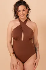 Malla entera color marrón con escote halter cruzado y espalda recta. Confeccionada con tela que contiene fibra LYCRA® XTRA LIFE™.