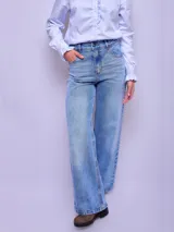 Pantalón de jean celeste de corte ancho.